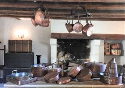 BATTERIE DE CUISINE en cuivre comprenant:...