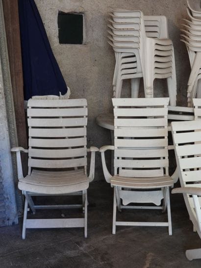 MOBILIER DE JARDIN comprenant 14 fauteuils,...