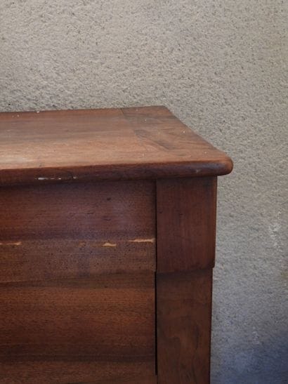 COMMODE en noyer à quatre tiroirs. Époque...