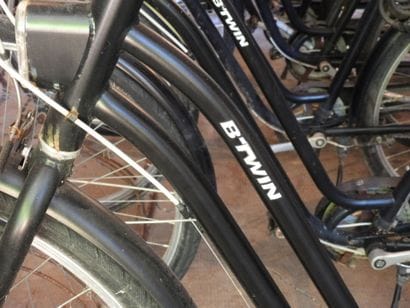SIX VELOS «Btwin» avec porte-bagages et ...