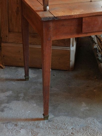 DEUX TABLES à écrire en bois naturel. 69...