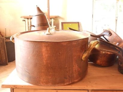 BATTERIE DE CUISINE en cuivre comprenant:...