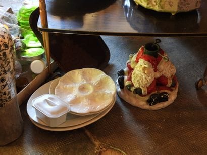 LOT DE BROCANTE comprenant: assiettes, tasses,...