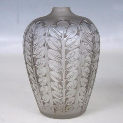 René LALIQUE : Tournai (1924). Vase en verre...