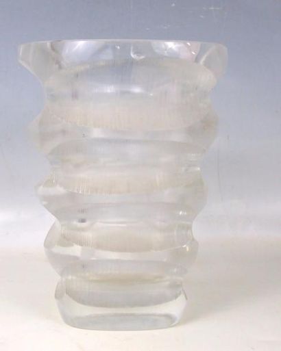 VASE en verre translucide à décor de stries...