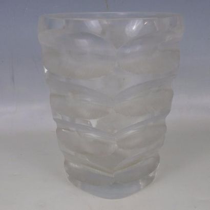 VASE en verre translucide à décor de stries...