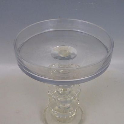 IMPORTANTE COUPE circulaire sur pied en verre...