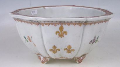 CACHE POT de forme légèrement mouvementée...