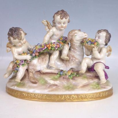 CAPODIMONTE : Groupe en porcelaine polychrome...