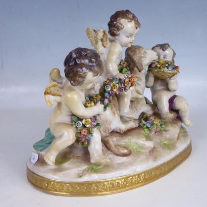 CAPODIMONTE : Groupe en porcelaine polychrome...