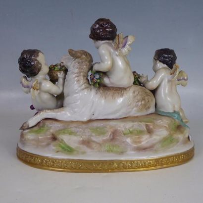 CAPODIMONTE : Groupe en porcelaine polychrome...