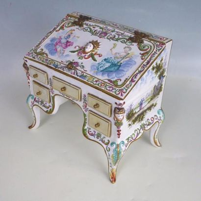 BUREAU DE PENTE miniature en faïence à décor...