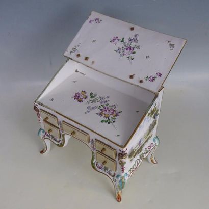 BUREAU DE PENTE miniature en faïence à décor...