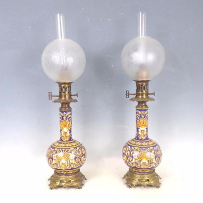 GIEN : Paire de lampes à pétrole en faïence...