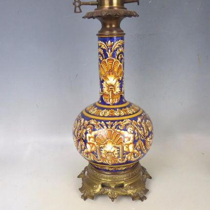 GIEN : Paire de lampes à pétrole en faïence...