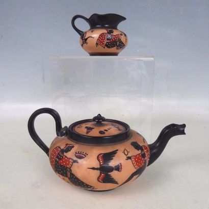 PARIS : théière et pot à lait en porcelaine...