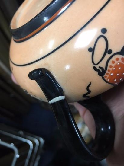 PARIS : théière et pot à lait en porcelaine...