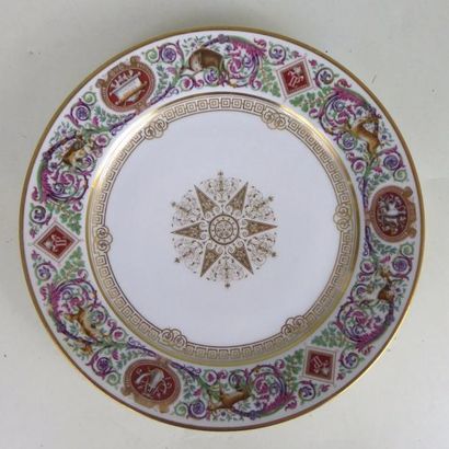 SEVRES: Assiette en porcelaine polychrome...