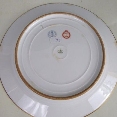 SEVRES: Assiette en porcelaine polychrome...