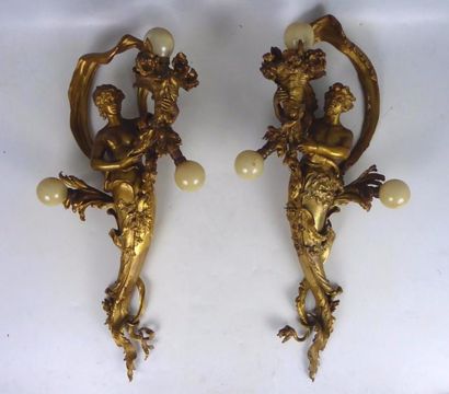 PAIRE D'APPLIQUES en bronze doré à trois...