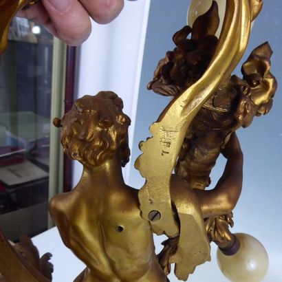 PAIRE D'APPLIQUES en bronze doré à trois...