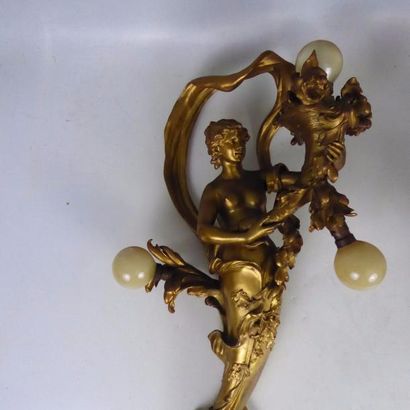 PAIRE D'APPLIQUES en bronze doré à trois...