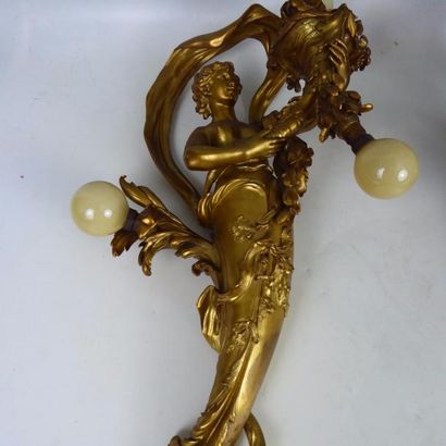 PAIRE D'APPLIQUES en bronze doré à trois...