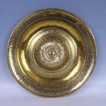 PLAT A OFFRANDES en laiton à décor au repoussé....