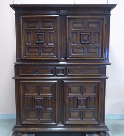 BUFFET CABINET à deux corps en noyer mouluré...