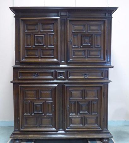 BUFFET CABINET à deux corps en noyer mouluré...