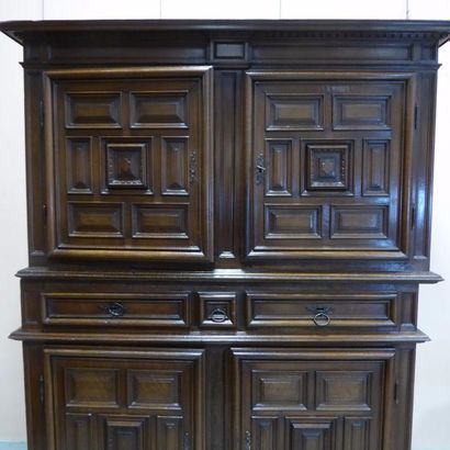 BUFFET CABINET à deux corps en noyer mouluré...