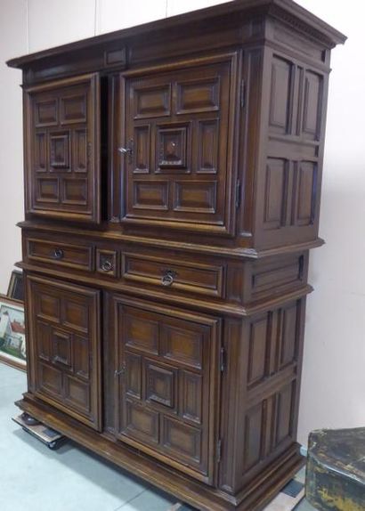 BUFFET CABINET à deux corps en noyer mouluré...