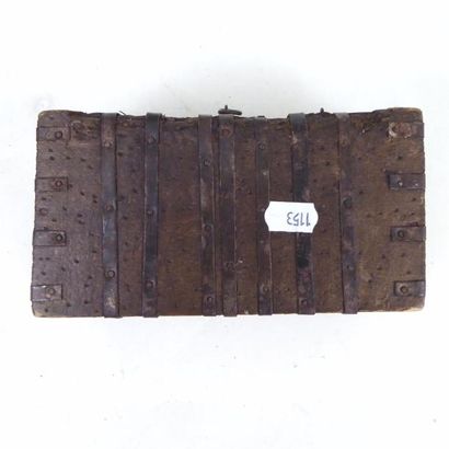 PETIT COFFRET en bois et lamelles de fer...