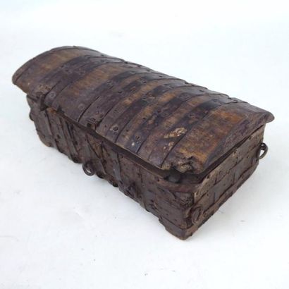 PETIT COFFRET en bois et lamelles de fer...