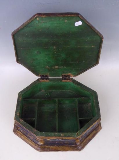 COFFRET à bijoux à pans coupés en bois doré...