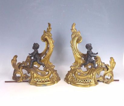 PAIRE DE CHENETS en bronze doré et patiné...