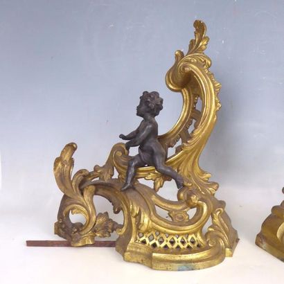 PAIRE DE CHENETS en bronze doré et patiné...