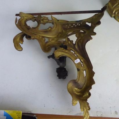 PAIRE DE CHENETS en bronze doré et patiné...