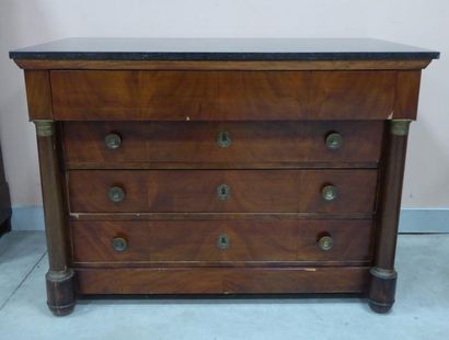 COMMODE en acajou et placage d’acajou à colonnes...