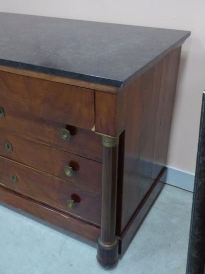 COMMODE en acajou et placage d’acajou à colonnes...