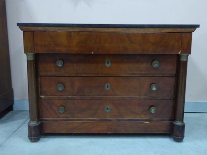 COMMODE en acajou et placage d’acajou à colonnes...