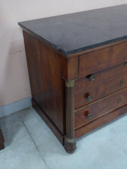 COMMODE en acajou et placage d’acajou à colonnes...