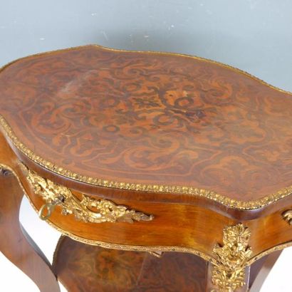 TABLE A OUVRAGE en bois marqueté et ornementation...