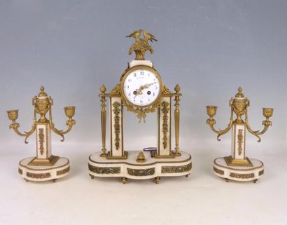 GARNITURE DE CHEMINEE en marbre blanc et...
