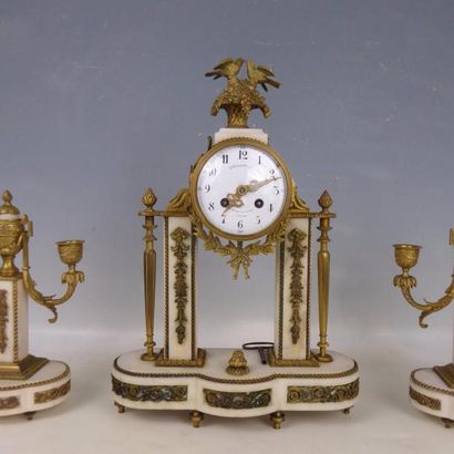 GARNITURE DE CHEMINEE en marbre blanc et...