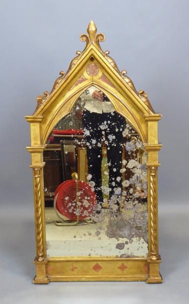 MIROIR en bois doré style gothique. 107 x...