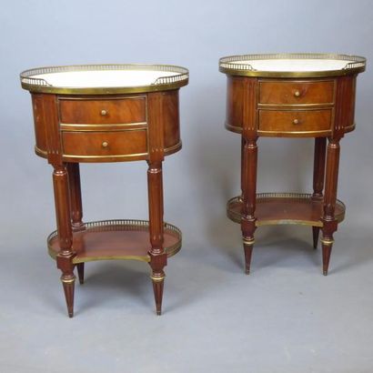 PAIRE DE TABLES CHIFFONIERES tambour en acajou...