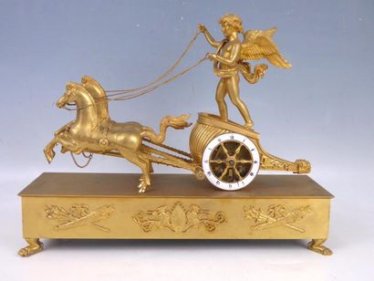 PENDULE AU CHAR DE L'AMOUR en bronze doré....