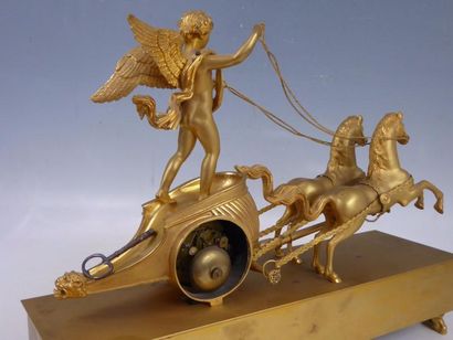 PENDULE AU CHAR DE L'AMOUR en bronze doré....