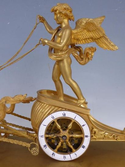 PENDULE AU CHAR DE L'AMOUR en bronze doré....
